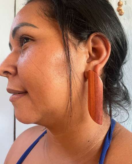 Artesã do Ateliê Florescer usando biojoia