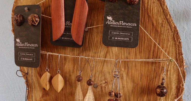 Peças de decoração em sementes e madeira